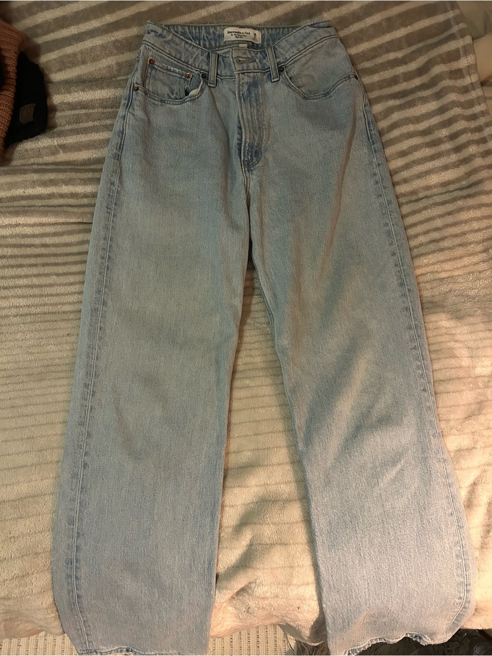 Abercrombie & Fitch Light Blue 90’s Relaxed High Rise Jeans 26/2R CURVE LOVE